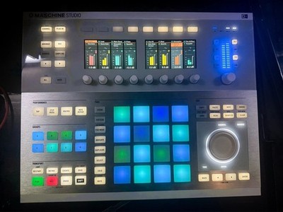  Maschine Studio von Native Instruments (in weis) inkl. der zugehörigen Softw