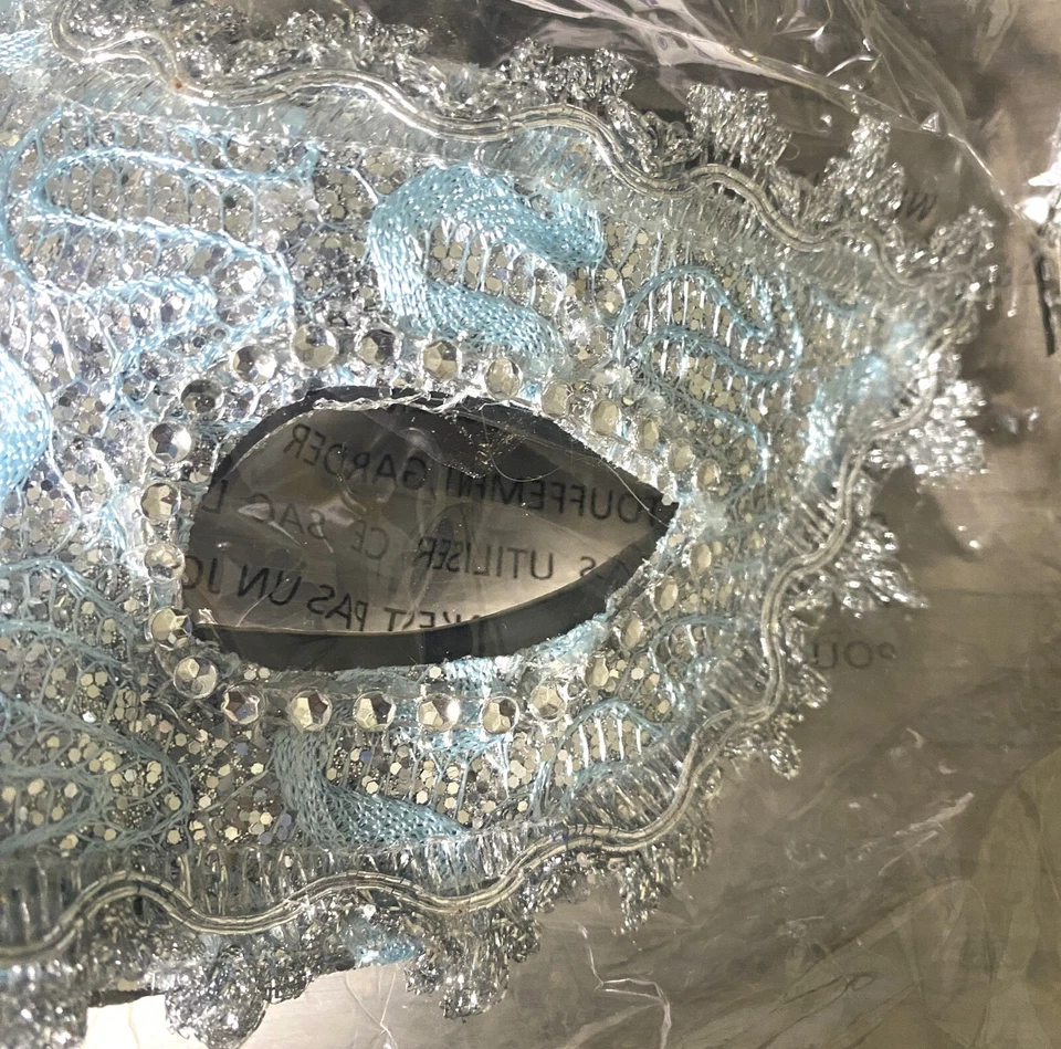 Máscara de plástico acabamento azul e prata renda veneziana strass transparente dura - Imagem 2 de 4