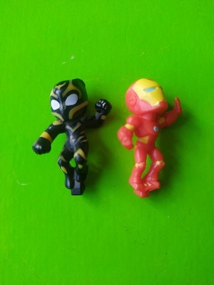 Marvel Figuren Spielzeug aus einem Kinder Überraschungsei Figuren Iron Man Black Panther