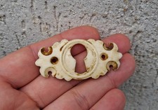 ANCIENNE ENTRÉE DE CLÉ SERRURE DE MEUBLE, PORTE en os ou corne     N°66C