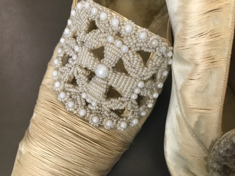 Zapatos de novia de boda Antigue ArtDeco hechos por The Halle Bros.Co solo para exhibición Foto 2 de 4