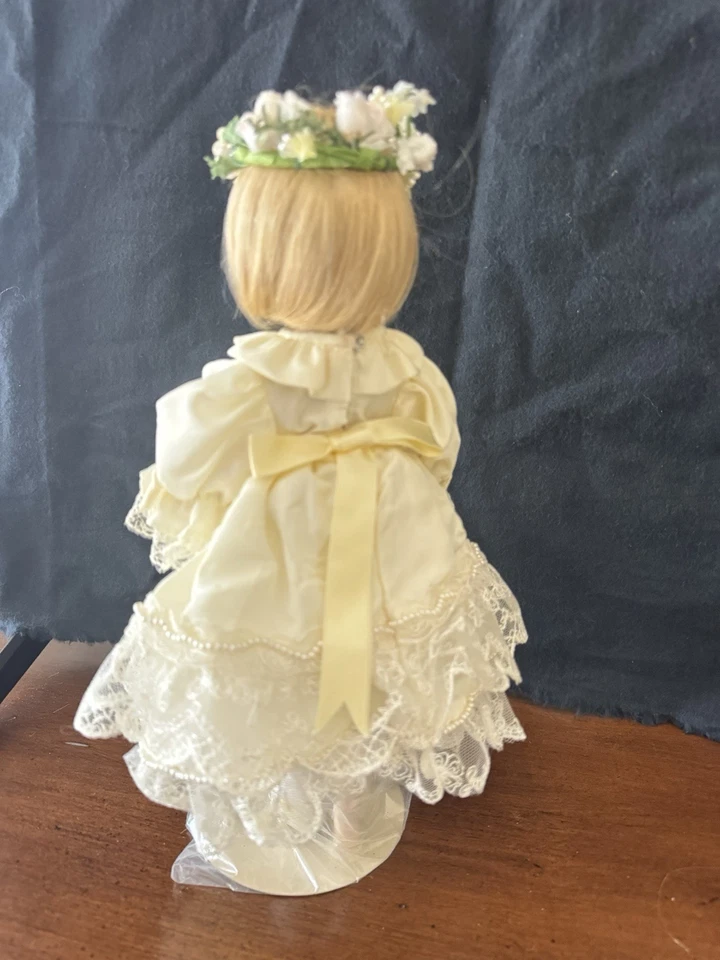 Boneca de porcelana Danbury Mint 1987 Princess Diana's Flower Girl com suporte - Imagem 4 de 4