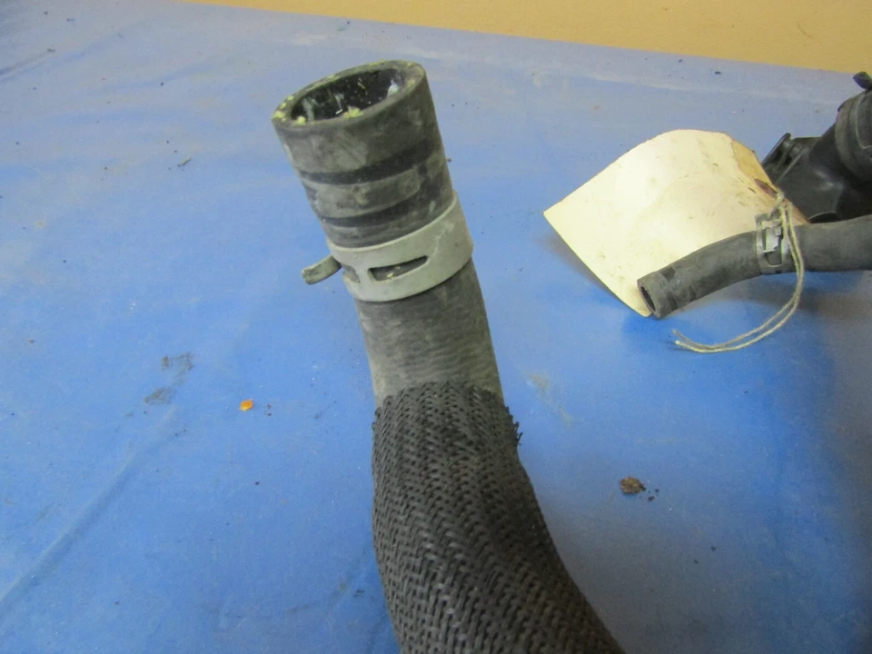 Корпус термостата 2013 Nissan Versa с тремя раздельными линиями - Изображение 3 из 4