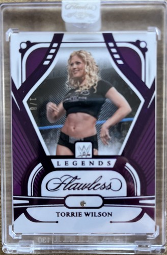2024 PANINI IMPECCABILE WWE - TORRIE WILSON PURPLE - #D 1/8 SIGILLATO - Foto 1 di 2