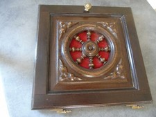 Ancienne petite porte de meuble breton décor fuseau et velours rouge