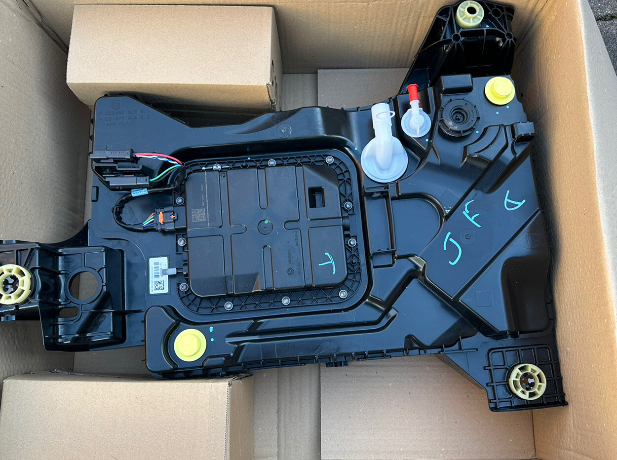 GENUINE Adblue Urea Reservoir Tank Citroen C4 C5 Peugeot 3008 5008