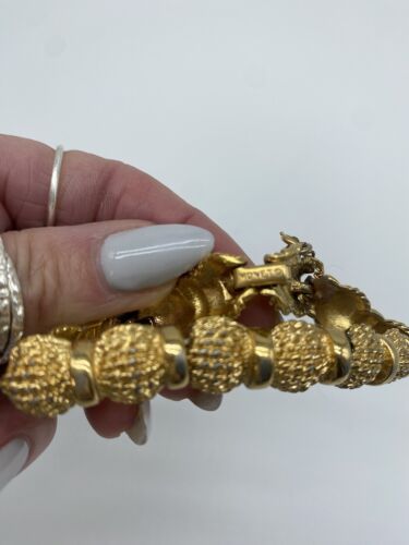 Precioso brazalete vintage firmado MONET tono dorado vinculado estilo tenis - Imagen 11 de 11