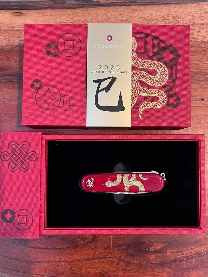 Navaja suiza Victorinox Huntsman 2025 serpiente zodiaco chino 1/6000 Foto 3 de 4
