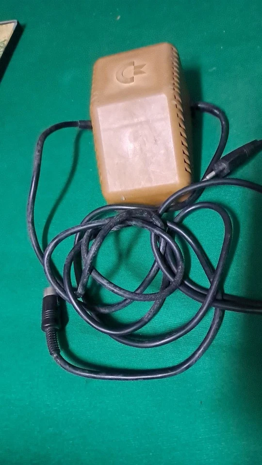 Commodore 64 con alimentatore, registratore e cassette e fascicoli - Immagine 4 di 4