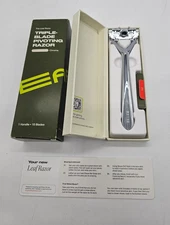 Triple Blade Pivoting Razor