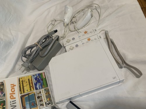 White Nintendo Wii System Console Bundle Tested & Working 2 Controls WiiPlay - Picture 4 of 4