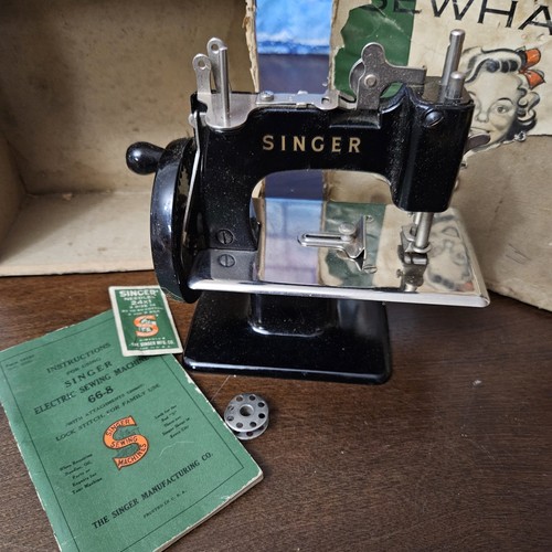 Singer Sewhandy Model 20 Toy Sewing Machine w/ Box – 1950s, Works - Picture 5 of 12