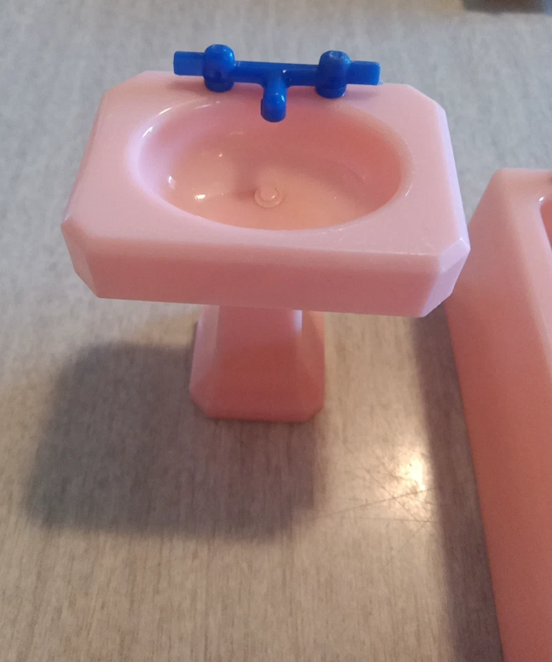 Muebles de baño para casa de muñecas Renwal pedestal de inodoro de plástico rosa lavabo bañera Foto 2 de 4