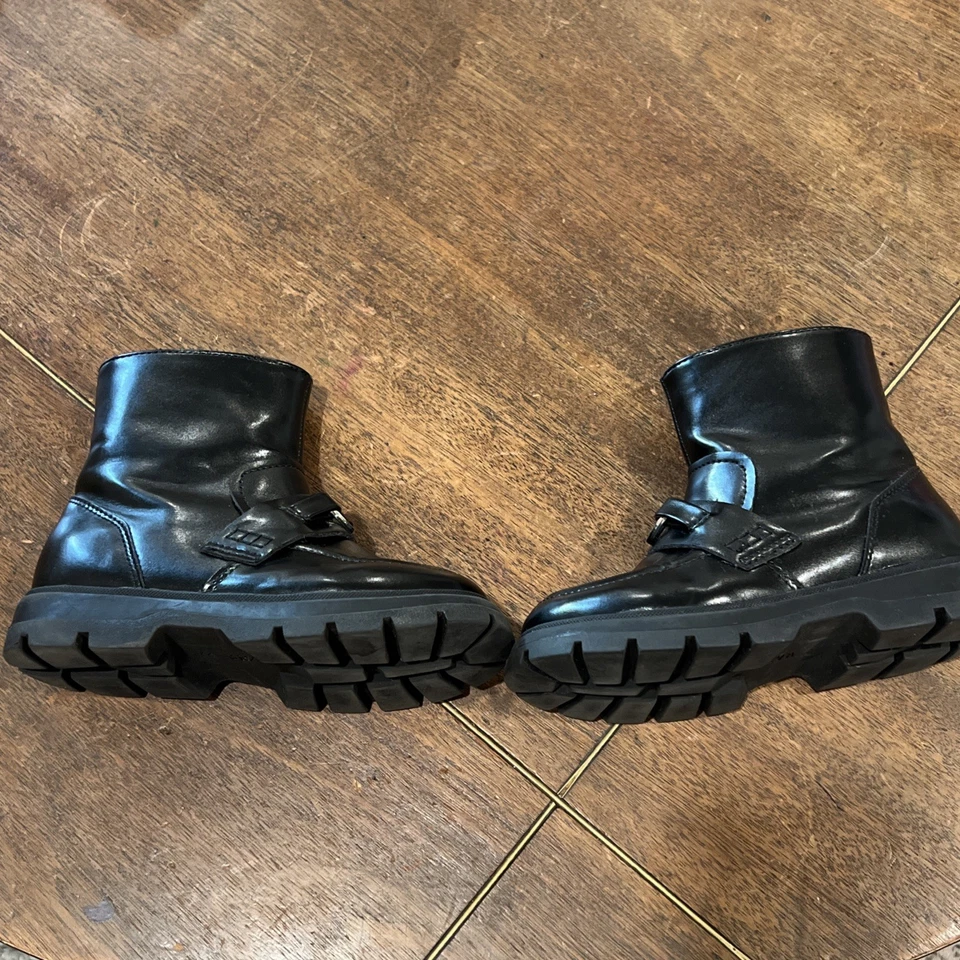 Adorables Botas Mocasines Zara Niñas Pequeñas Talla 27 Negras con Hebilla Corazón Foto 4 de 4