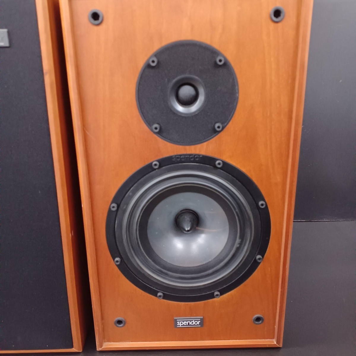 JUNK Spendor SP3/1R2 Bookshelf Speakers Pair For Parts Repair Used
