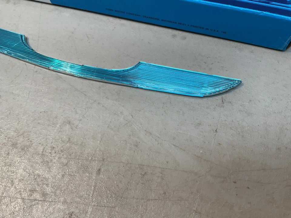 Nuevo de Lote Antiguo 1961 1962 1963 Ford Thunderbird maletero adorno inserto... nuevo OEM Foto 3 de 4
