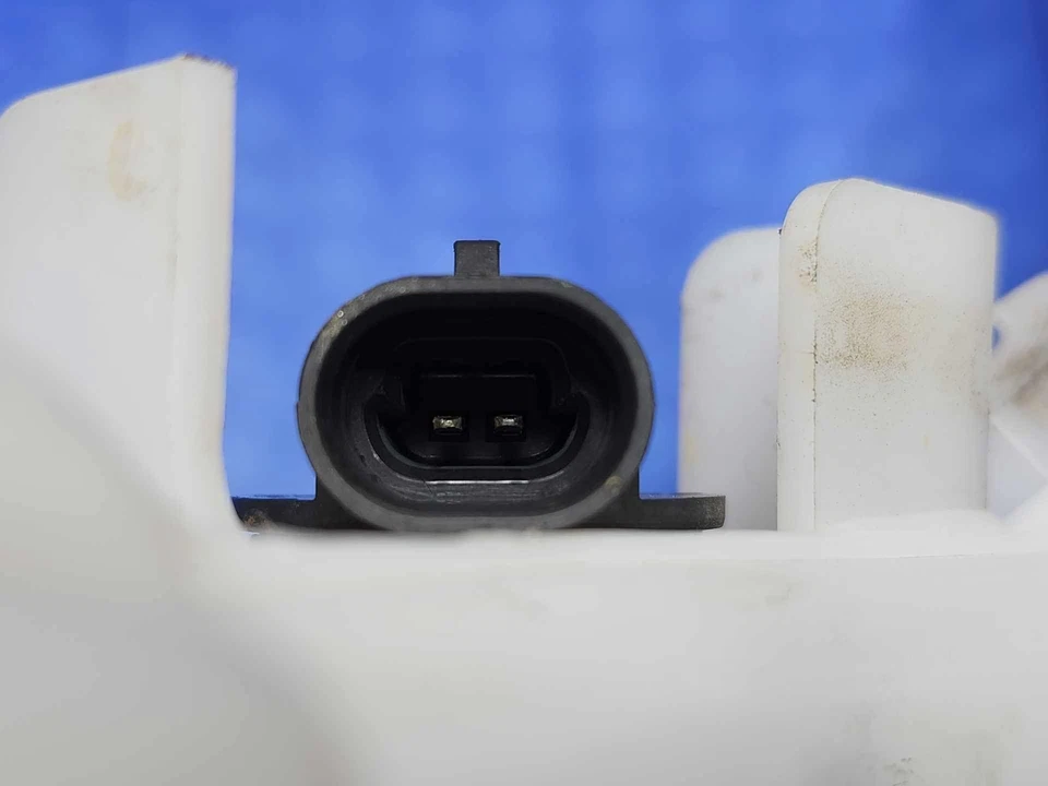 Reservatório de fluido para lavadora de para-brisa Cadillac CTS Sedan 2014-2015 fabricante de equipamento original 23144363 - Imagem 2 de 4