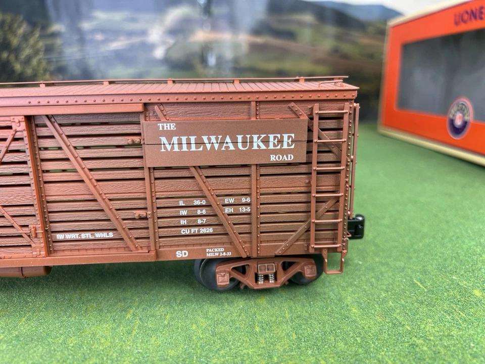 LIONEL 6-52458 MILWAUKEE ROAD 40-TON STOCK CAR O GAUGE MLRC NEW IN BOX - Image 4 of 4