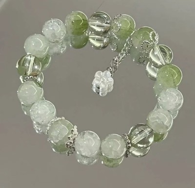 Blumen Bettelarmband mit grünen und weißen Glasperlen