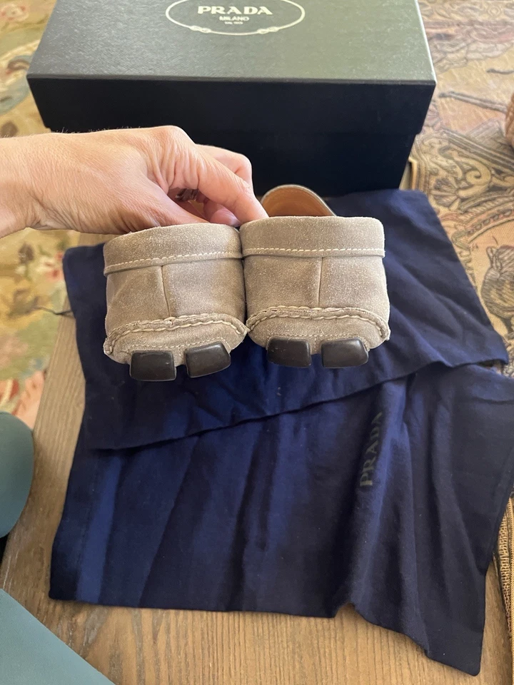 Mocasines de gamuza gris Prada para hombre Foto 3 de 4