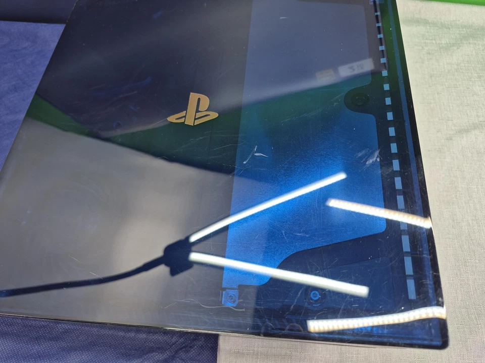 Sony Playstation 4 Pro 2TB 500 Million Limited Edition Nummer 26812 - Bild 4 von 4
