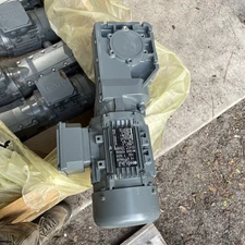 Lenze Inverter Duty Motor And Gear Drive G50BB124MVAR2C00 M55AP080M045E00UT