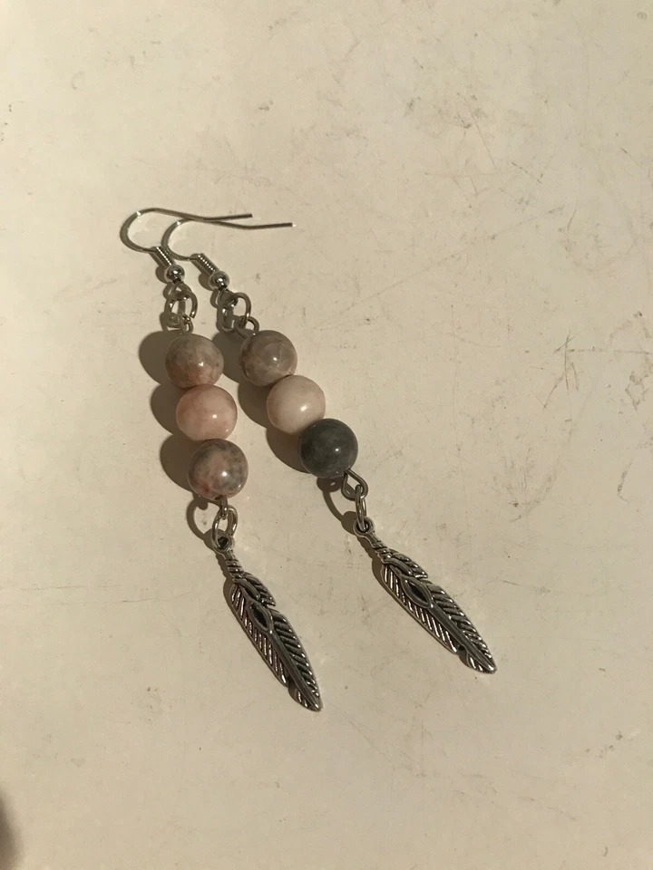 Pendientes largos de jaspe cebra rosa con plumas 309 Foto 4 de 4