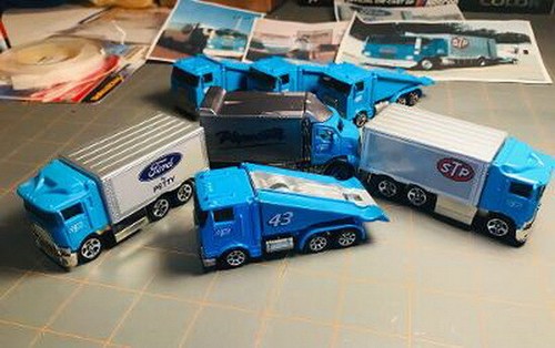 4 CUSTOM Richard Petty Ramp Truck, STP, Plymouth & Ford by Petty Hot Wheels CUST - 第 1/12 張圖片