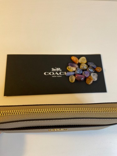 Nueva con etiquetas Coach Acordeón Billetera Pulsera Latón/Cuero Topo: Cartera con Cremallera #76517 - Imagen 12 de 12