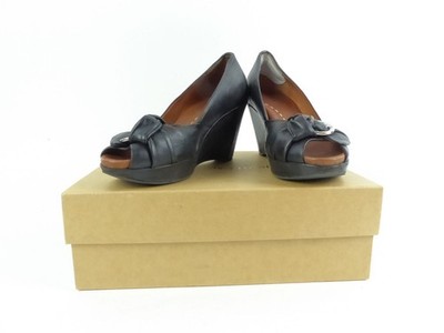 Gentle Souls by Kenneth Cole Keil-Pumps Gr 38,5 schwarz Leder Peep Toes (19120)