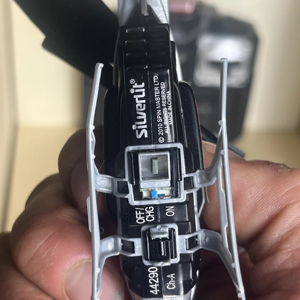 Classic  AIR HOGS 10925ASL SILVERLIT REMOTE CONTROL 44290 W/ Non working heli - Image 3 of 4