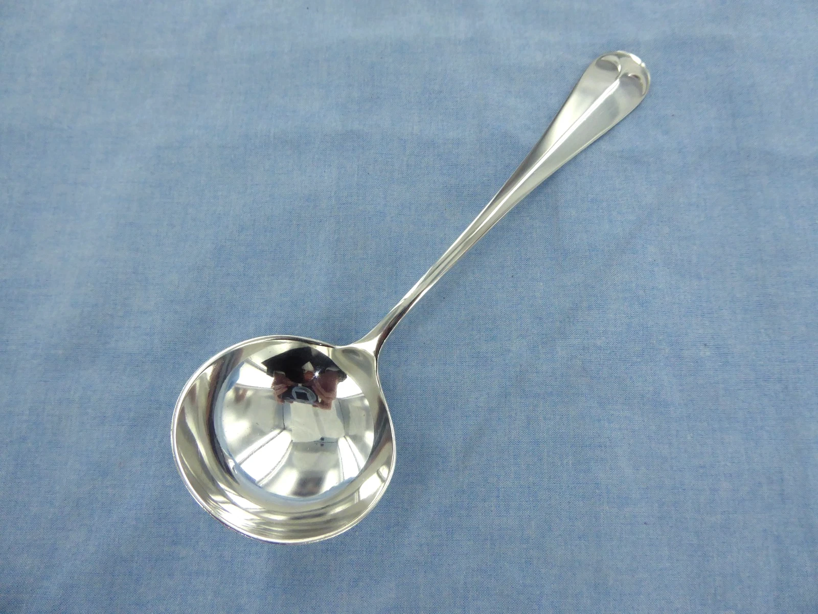 A VINTAGE STERLING SILVER OLD ENGLISH RAT TAIL SAUCE LADLE.SHEFFIELD 1970.