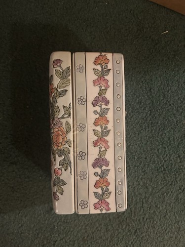 Vintage hand painted Chinese porcelain box by WBI. - Picture 2 of 3