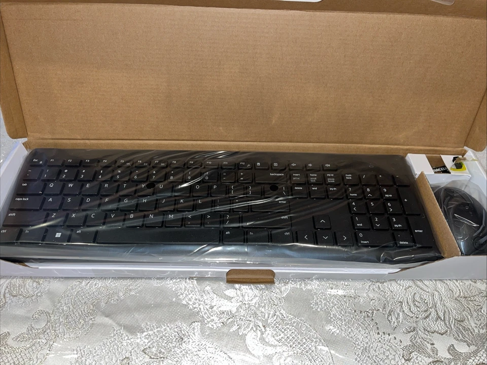 NEW Dell Wireless Keyboard and Mouse KM3322W - Image 2 of 4