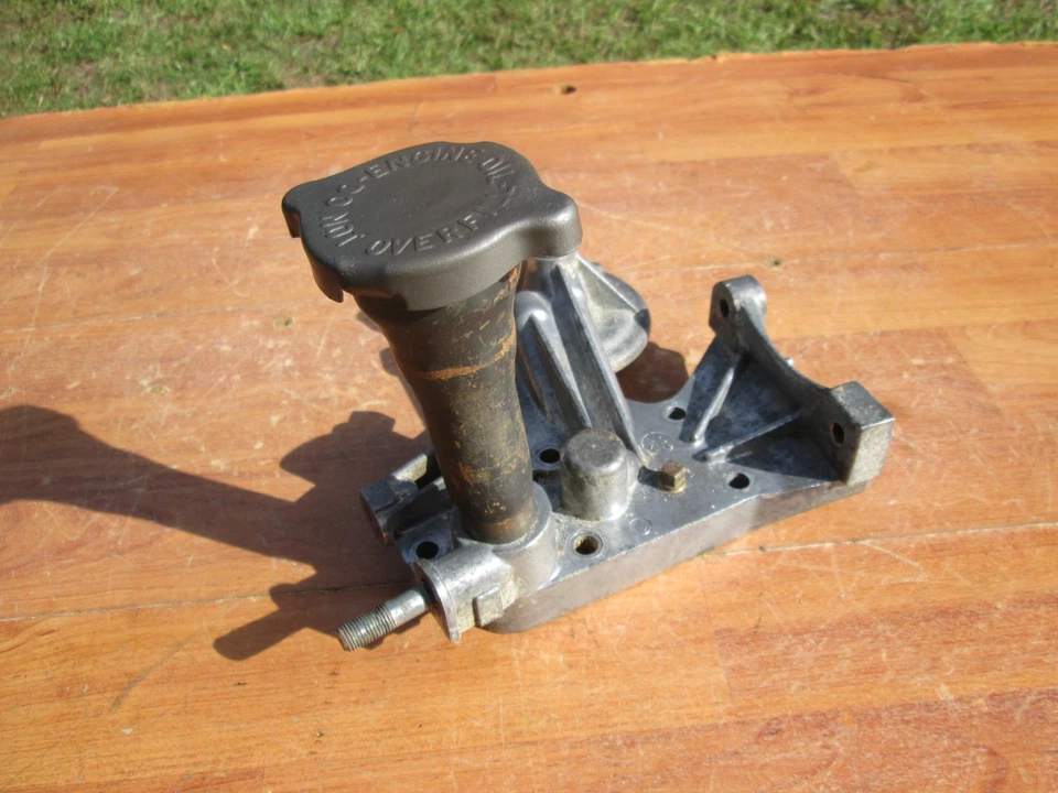 1960 1961 1962 1963 1964 CHEVROLET CORVAIR DISTRIBUIDOR PLACA DE LLENADO DE ACEITE O.E.M. Foto 3 de 4