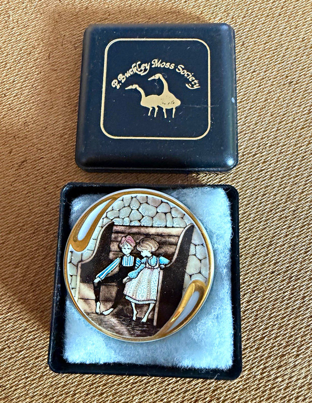 P. Buckley Moss Society 1993 Friendship Art Brooch Pin Numbered MPN 15294