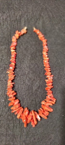 Collar de lascas de coral rojo mediterráneo. Magnífico estado