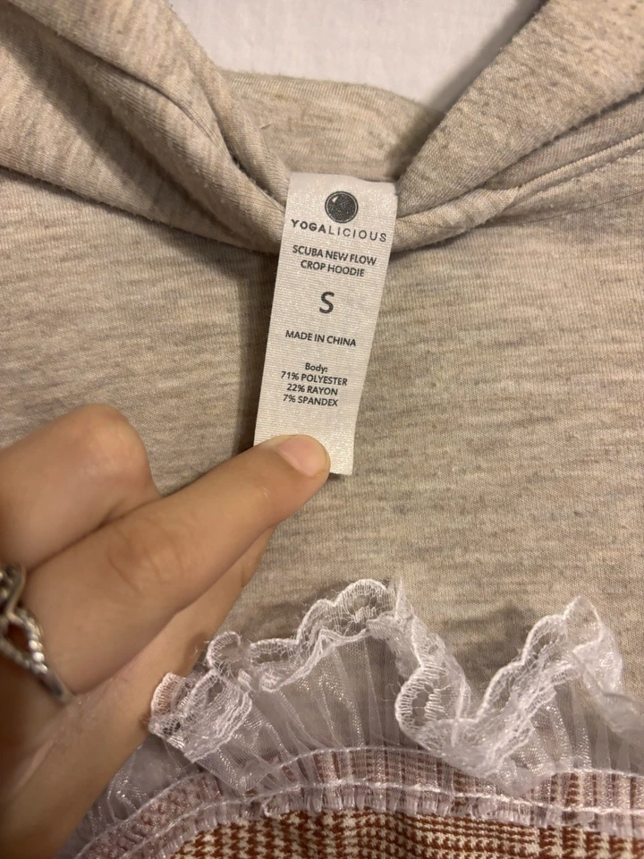 Sudadera con capucha de retazos de fútbol hecha a mano para mujer talla pequeña en Beigh Foto 3 de 3