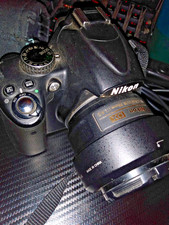 Nikon D5000 12.3MP Digital SLR Camera with 2 lenses 5739 shot count mint