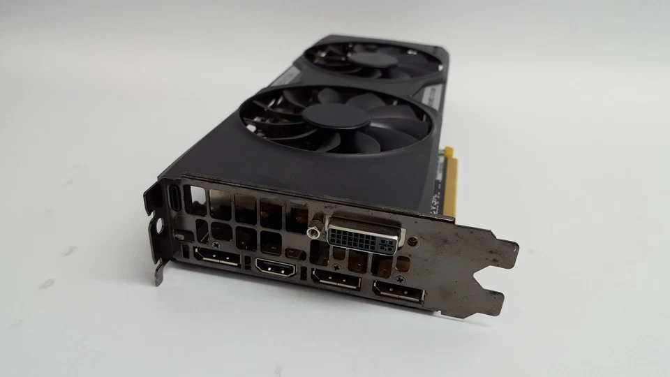 Tarjeta de video EVGA Nvidia GeForce GTX 960 4 GB GDDR5 PCI Express x16 Foto 2 de 3
