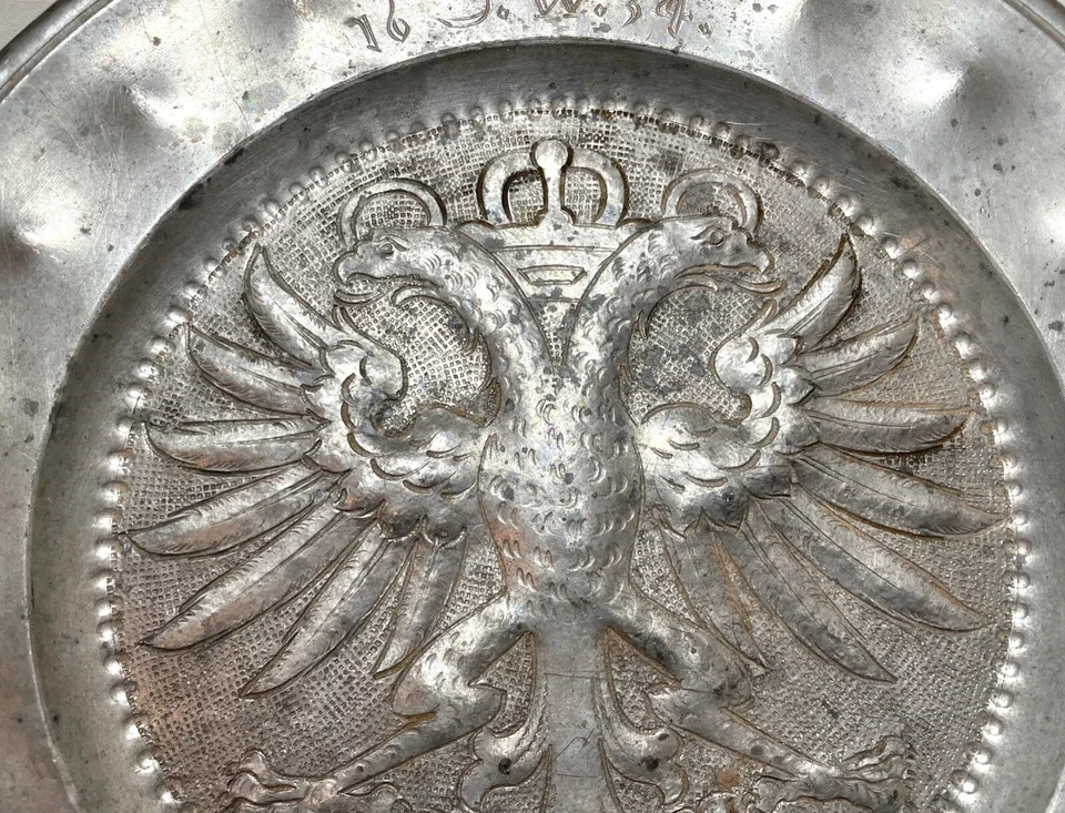 Plato de cena raro antiguo 1634 siglo XVII grabado a mano forjado peltre águila Foto 2 de 4