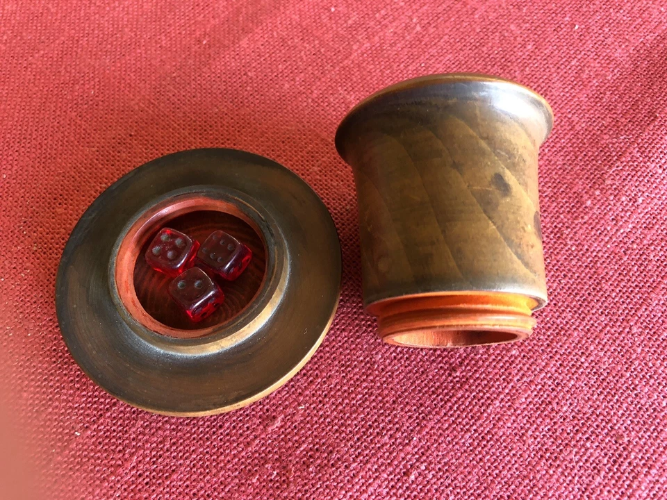 Antigua taza de dados "sombrero superior" con dados c1920 Foto 3 de 4