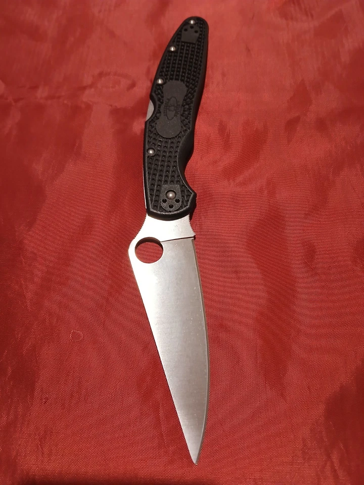 Faca dobrável Spyderco Police 4 leve lâmina de aço VG10, preta - Imagem 2 de 4