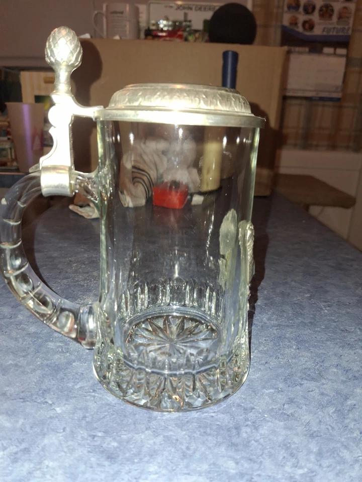 Jarra de cerveza de vidrio vintage EIN ZINN Alemania Occidental Stein tapa de peltre ornamentado 7"h Foto 4 de 4