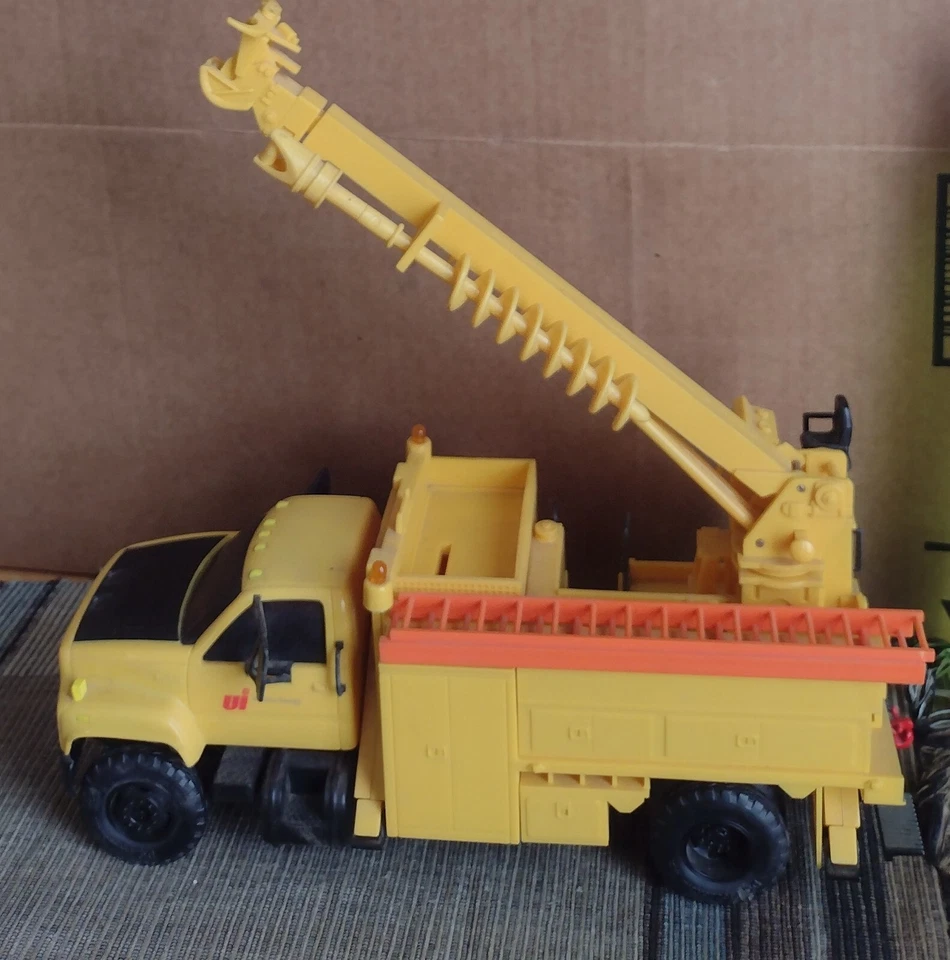 11" DG PRODUCTIONS-1996-2-1 Pole Setter Auger Truck - 1996-2-1 UI Coin Bank - Изображение 2 из 4