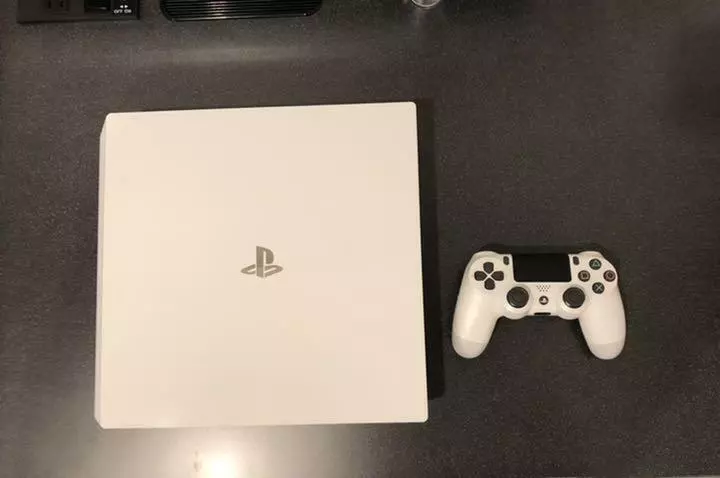 PS4 PRO ホワイト　7200