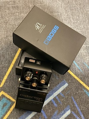 Boss DS-1 Distortion 40th Anniversary Edition Pedal + GRATIS 3D Pedalboard Platte