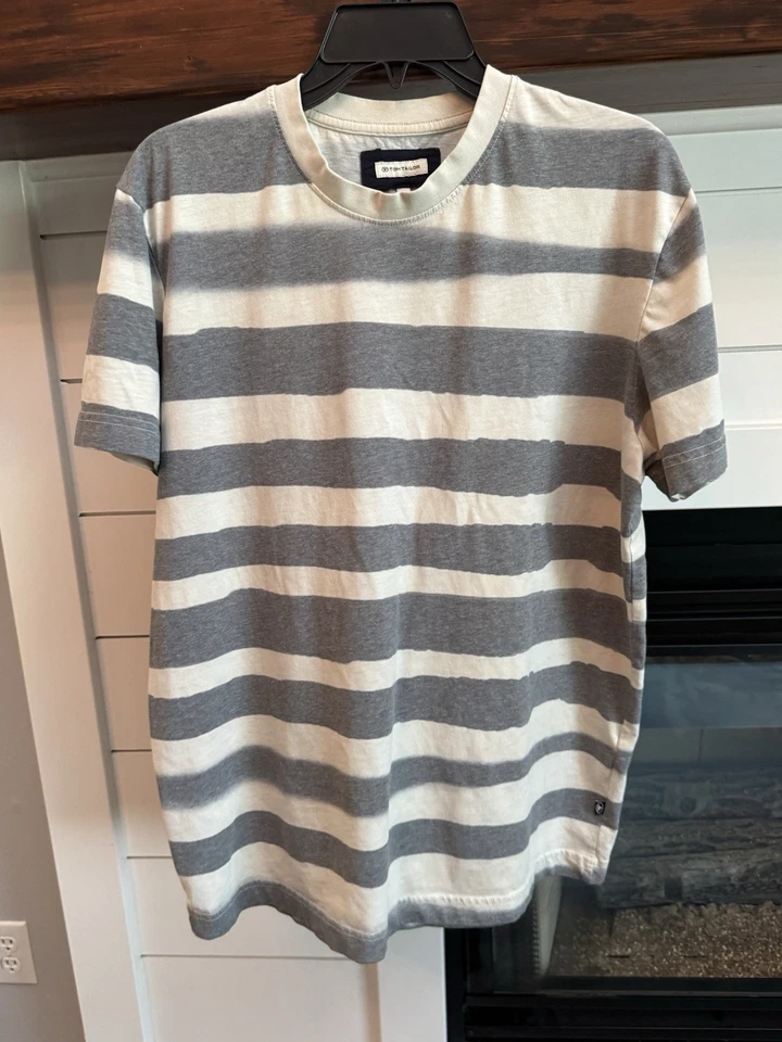 Camiseta Tom Tailor a Rayas Cuello Simulado Vintage Años 90, Gris y Marfil Foto 2 de 4
