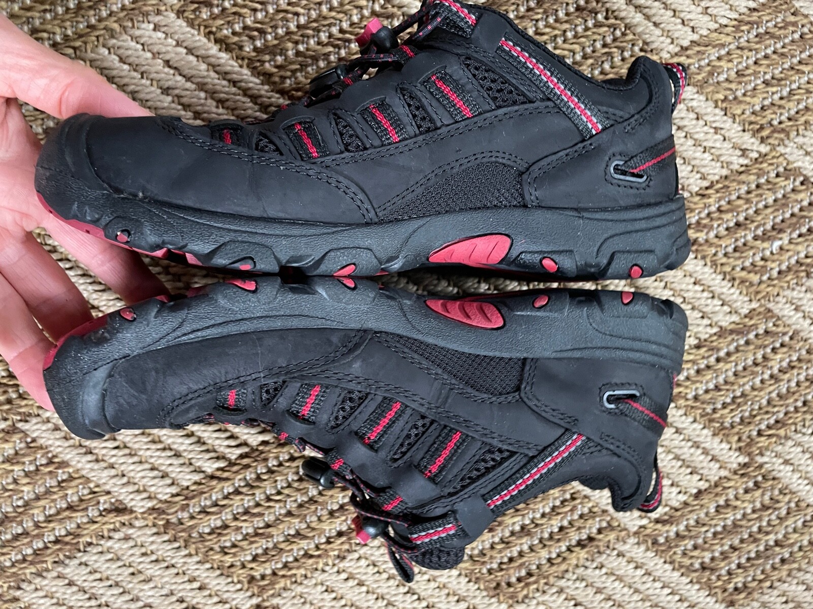 Keen Sneaker Kids 37 Black and RED Leather Trail Hiking Shoes Youth Size 4