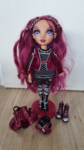 Rainbow High CORE Fashion Doll der Serie 4, speziell Mila Berrymore (Burgundy)